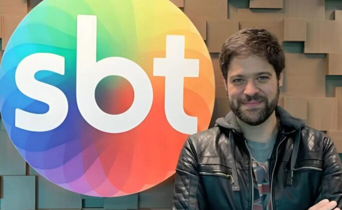 Ariel Jacobowitz à frente do logo do SBT