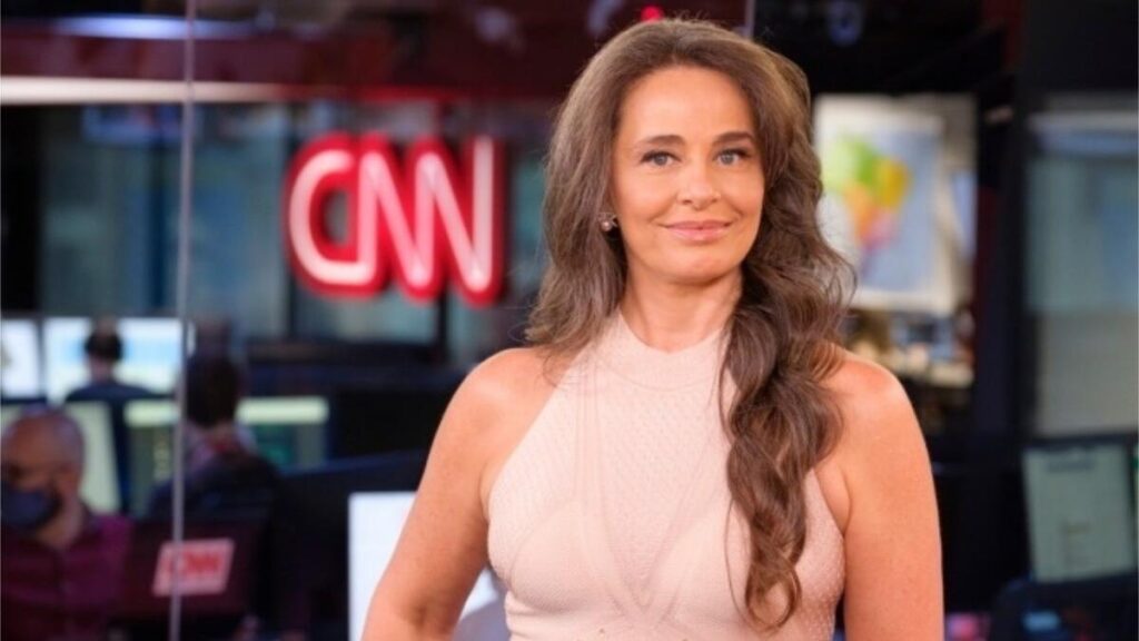 Carla Vilhena no cenário da CNN