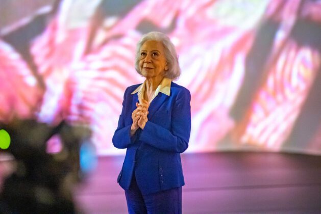 Fernanda Montenegro no centro do palco durante homenagem