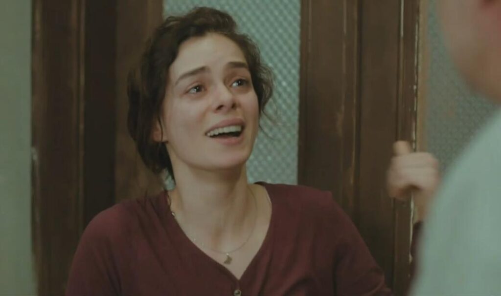 Bahar se emociona ao saber que encontraram um doador