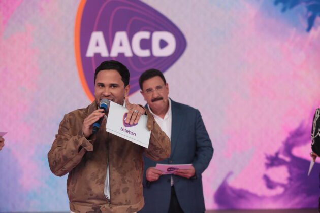 Lucas Guimarães e Ratinho no palco do Teleton, no SBT