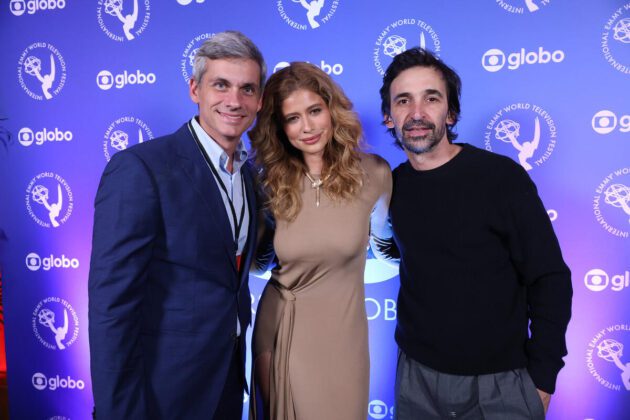 Bernardo Portugal, Isadora Cruz e Julio Andrade no coquetel do International Emmy World Television Festival 2024 em homenagem aos 100 anos de Globo