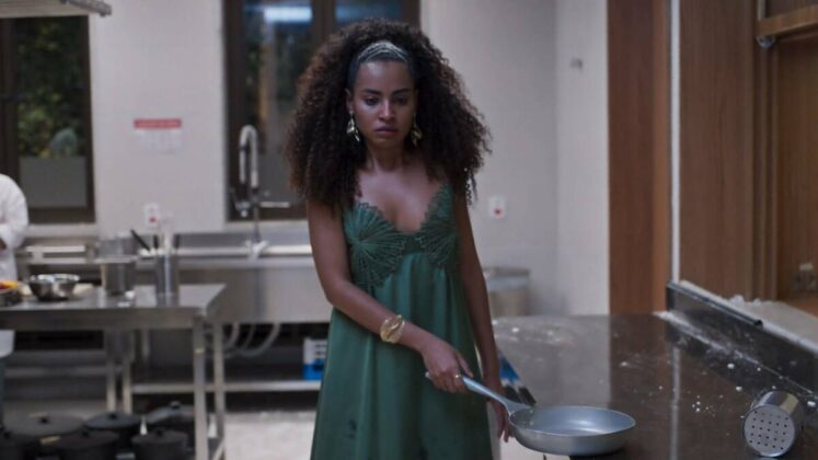 Personagem Viola na cozinha da novela Mania de Você
