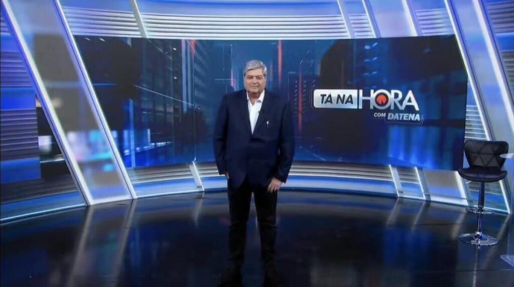 Datena no centro do cenário do Tá na Hora, programa do SBT