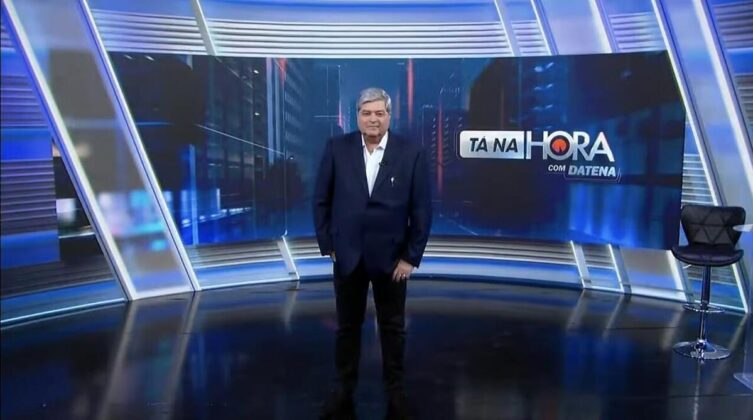 Datena no centro do cenário do Tá na Hora, programa do SBT