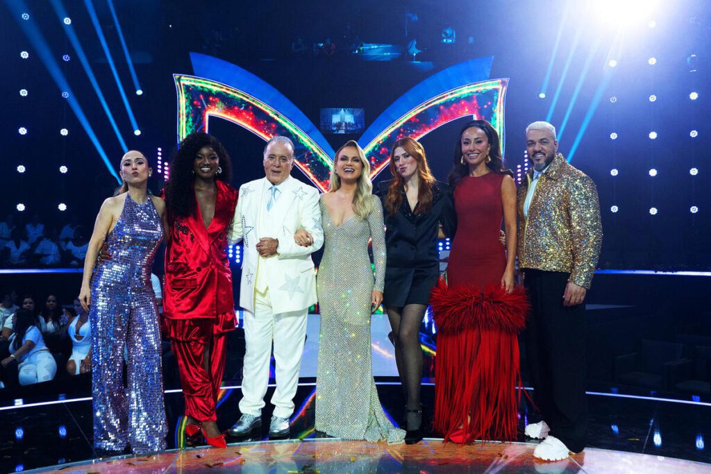 Eliana, Tatá Wernek, Kenia Sade, Tony Ramos, Dani Calabresa, Sabrina Sato e Belo no palco do The Masked Singer Brasil