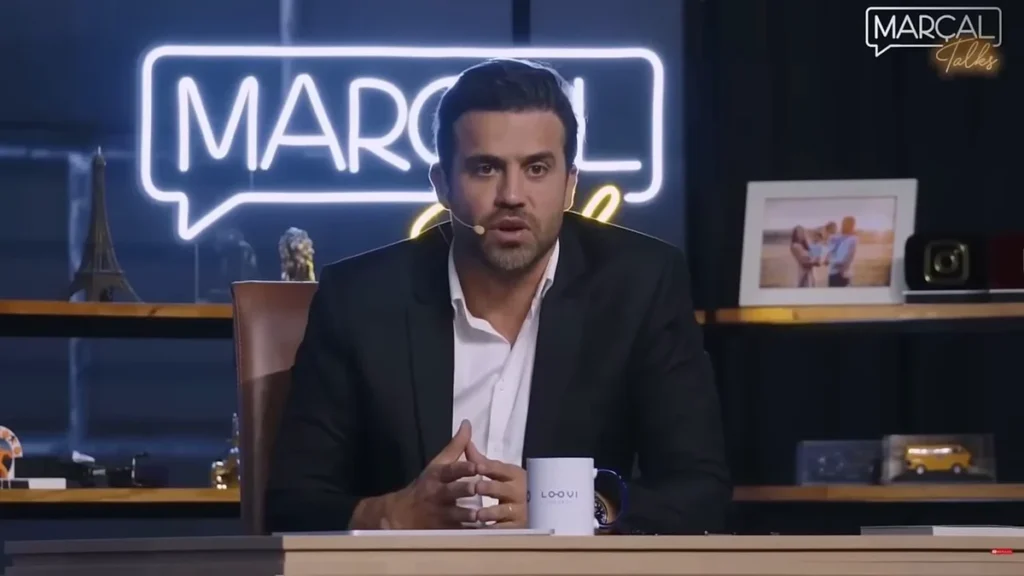 Pablo Marçal no cenário de suas lives