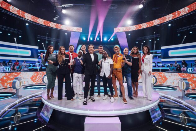 Tom Cavalcante e participantes no palco do Acerte ou Caia