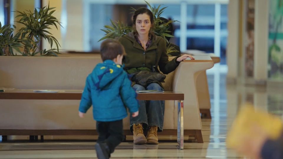 BAHAR VÊ SARP COM OUTRA FAMILIA NA RECEPÇÃO DO HOTEL