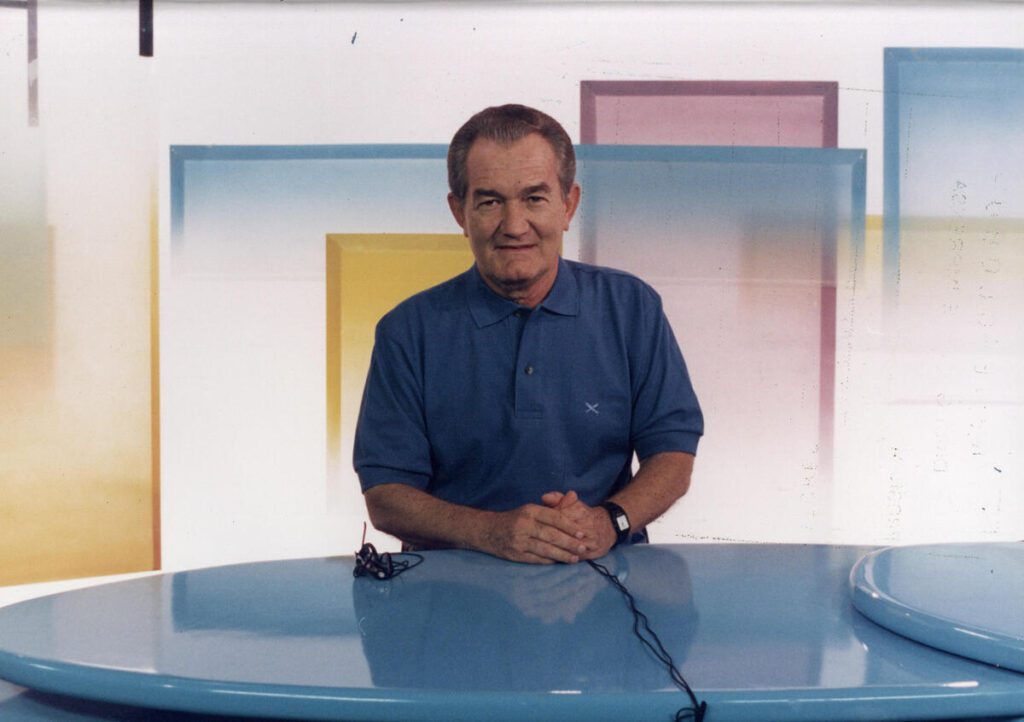 Léo Batista em cenário do Jornal Hoje