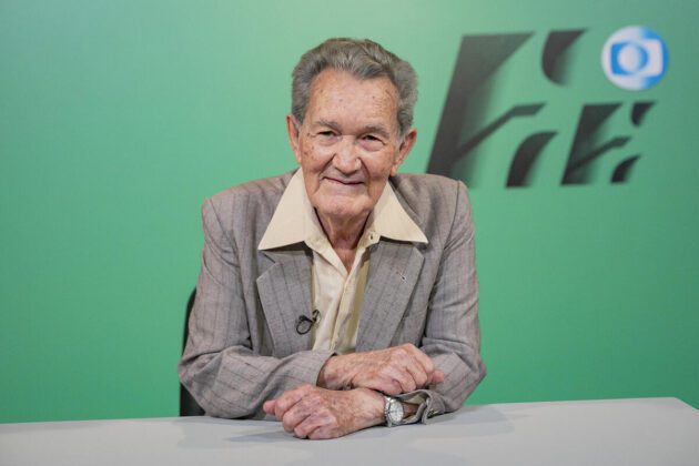 Leo Batista em cenário da Globo