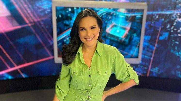 Márcia Dantas à frente do cenário do Primeiro Impacto, do SBT