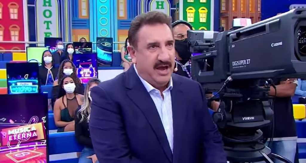 Programa do Ratinho: apresentador ao lado da câmera e à frente do auditório do Programa do Ratinho