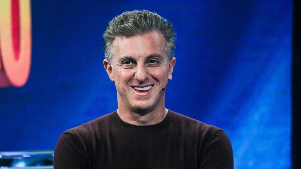 Luciano Huck no comando do Domingão com Huck