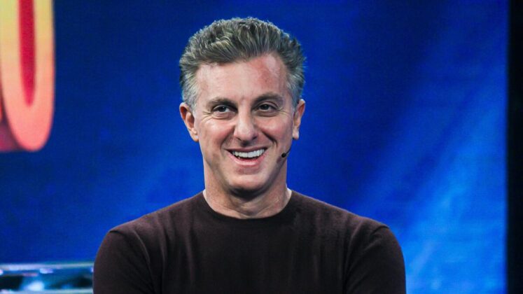 Luciano Huck no comando do Domingão com Huck