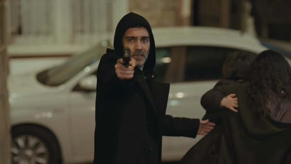 Sarp segura arma para tentar sequestrar Bahar