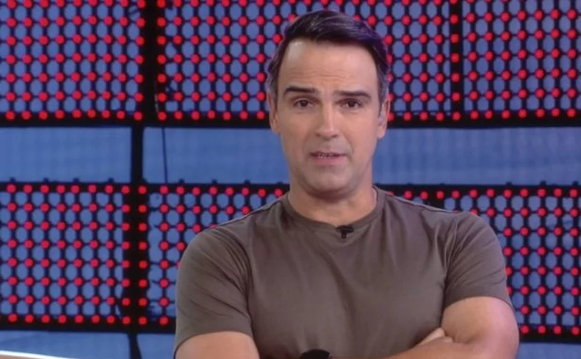Tadeu no comando do BBB25 (Foto: Reprodução)