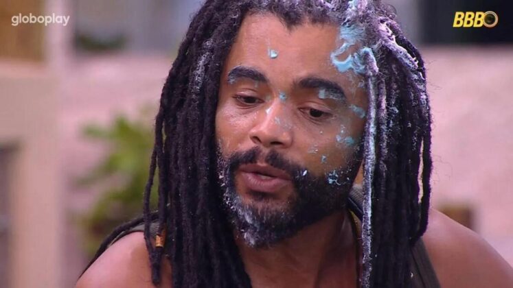 Diogo com rosto sujo de bolo durante o Sincerão do BBB