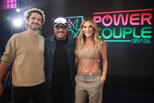Felipe Andreolli, Rodrigo Carelli e Rafa Brites à frente da logo do Power Couple
