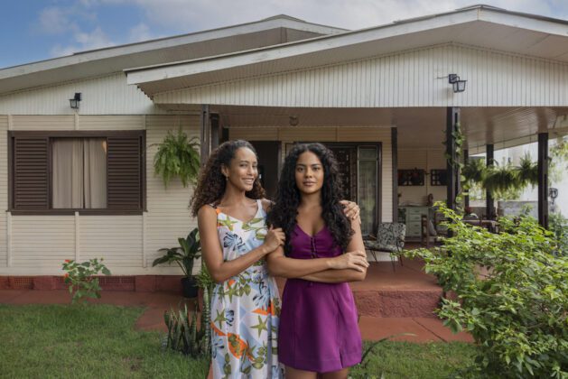 Maria de Fátima e Raquel, personagens de Vale Tudo, à frente da casa da família