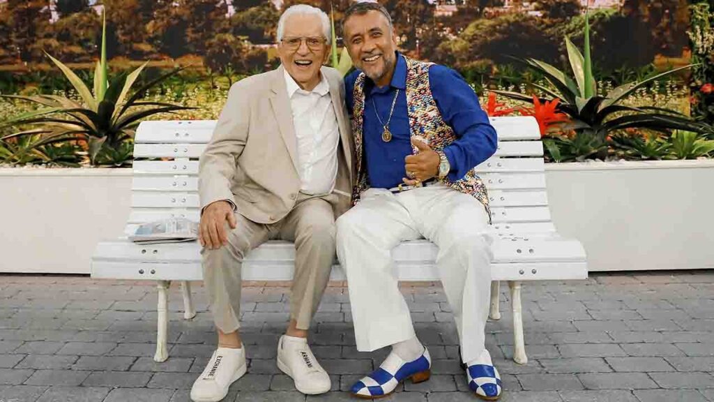 Carlos Alberto de Nóbrega e Paulinho Gogó no banco de A Praça é Nossa