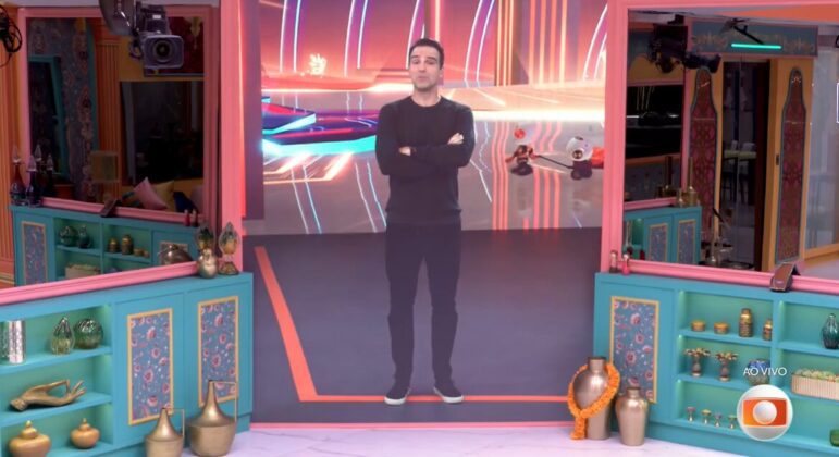 Tadeu Schmidt no cenário do BBB 25