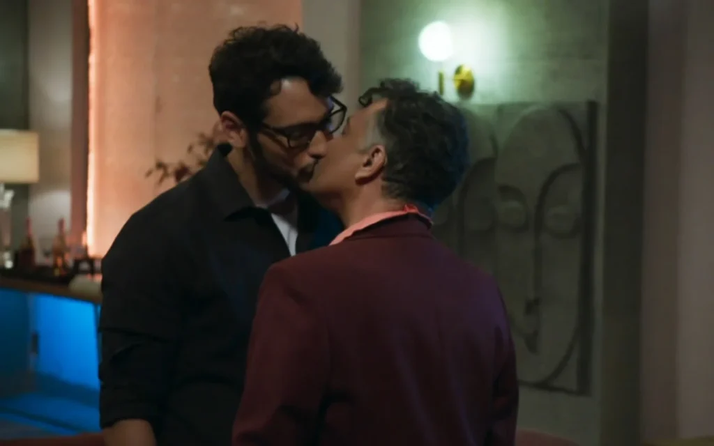 Gigi e Bernardo se beijam