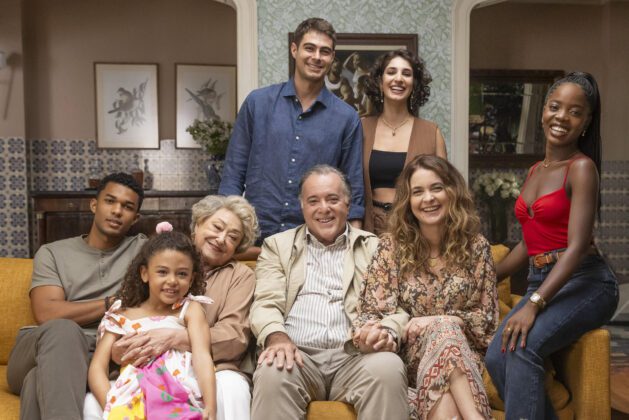 Rafa Vitti, Bel Lima, Juan Paiva, Suely Franco, Elis Cabral, Tony Ramos, Claudia Abreu) e Clara Moneke no cenário de Dona de Mim