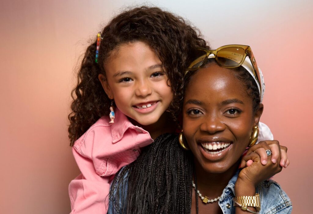 Elis Cabral e Clara Moneke abraçadas em foto de divulgação