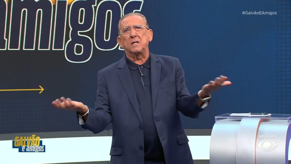 Galvão Bueno à frente do telão em seu programa