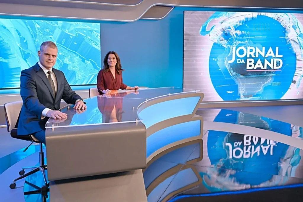 Apresentadores na bancada do Jornal da Band