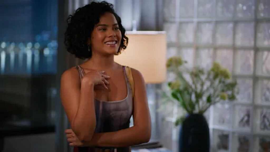 Maria de Fátima sorrindo na sala do apartramento