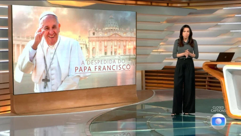 Ana Paula Araújo no Bom Dia Brasil com imagem do papa Francisco no telão