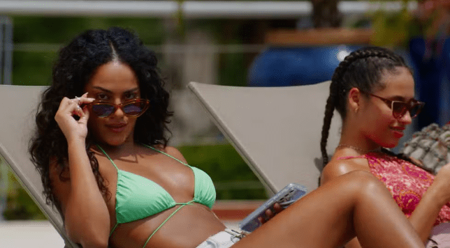 Bella Campos como Maria de Fátma, olhando para a piscina