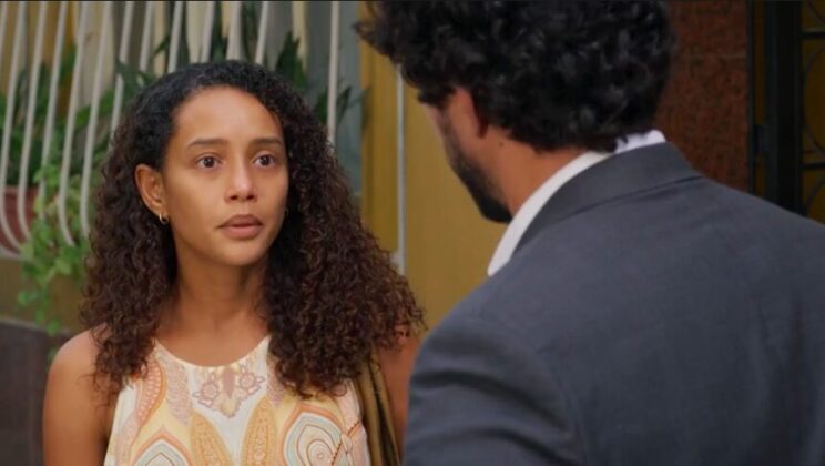 Raquel conversa com Ivan na porta do prédio