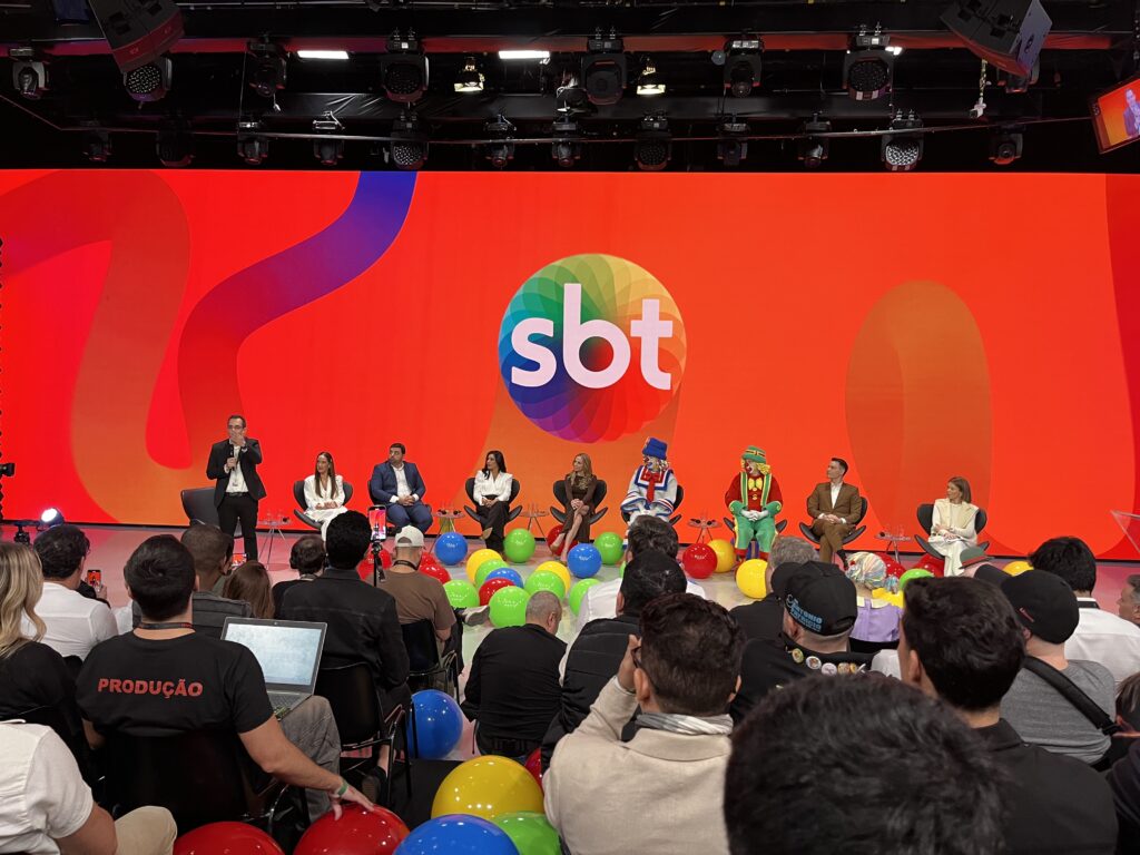 Direção e artistas no palco do SBT para anunciar a nova grade