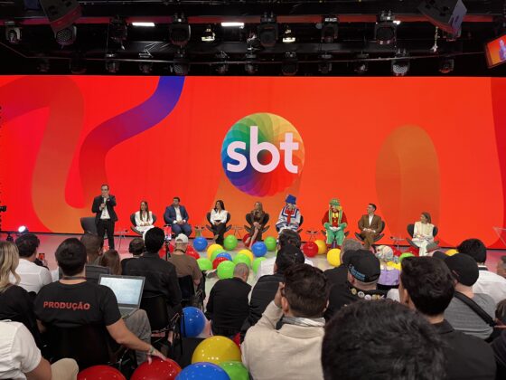 Direção e artistas no palco do SBT para anunciar a nova grade