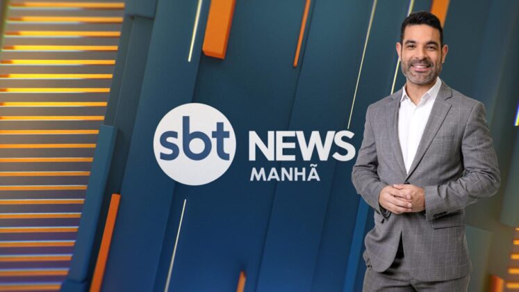 Darlisson Dutra à frente da logo do SBT News Manhã