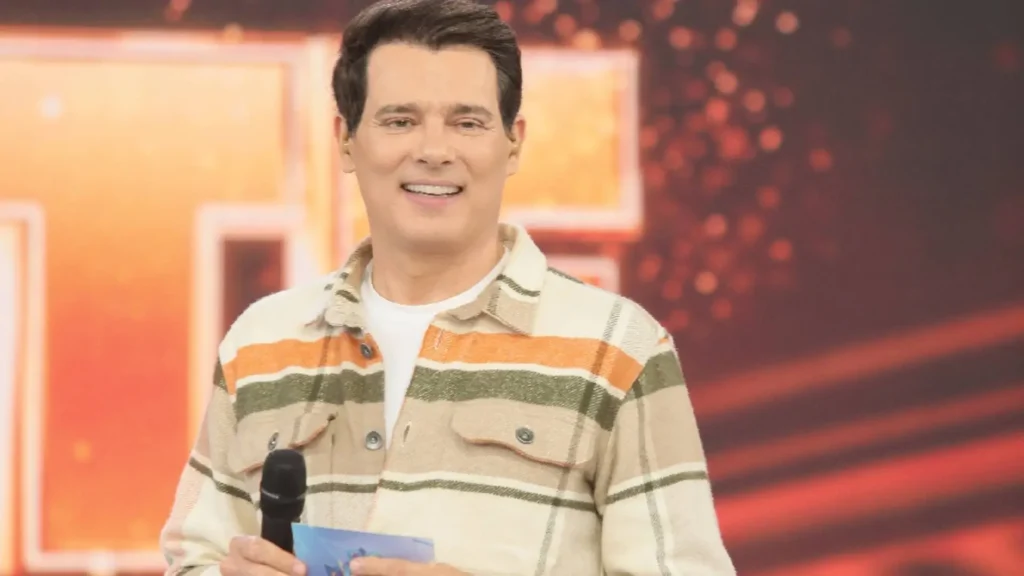 Celso Portiolli à frente do telão do Domingo Legal