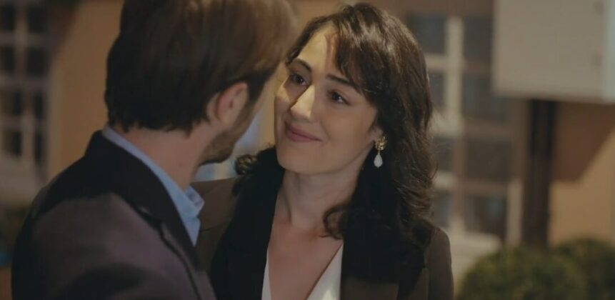 Emre e Kesmet em cena de romance em Força de Mulher