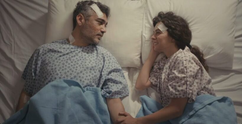 Sarp e Bahar conversam na cama do hospital