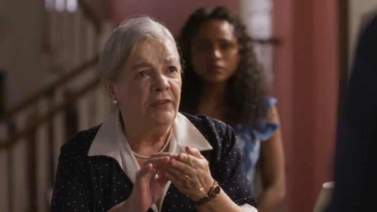 Cena de Garota do Momento: Arlete reconhece cordão de Valéria, Beatriz atrás