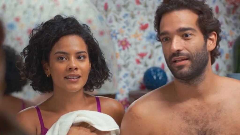 Maria de Fátima segura toalha ao lado de Afonso sem camisa. Cena de Vale Tudo