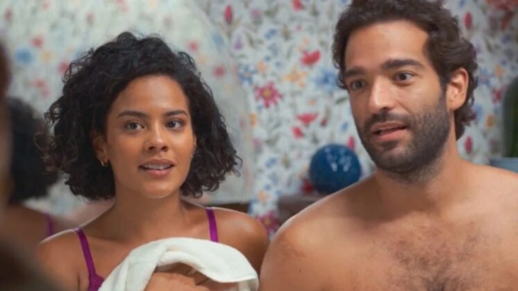 Maria de Fátima segura toalha ao lado de Afonso sem camisa. Cena de Vale Tudo