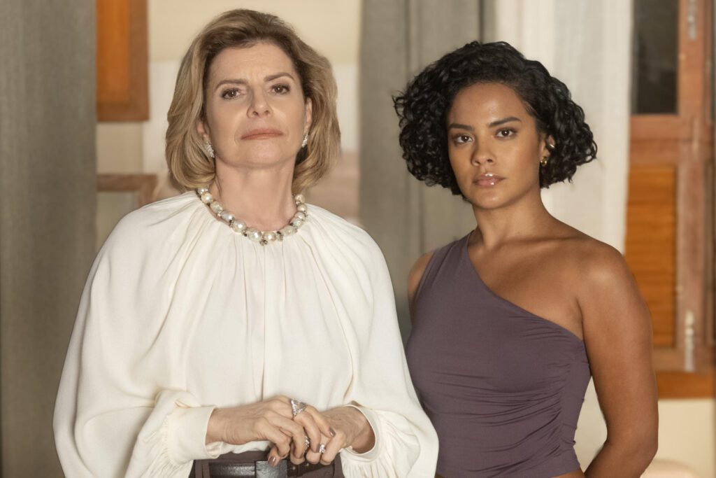 Odete Roitman e Maria de Fátima na sala da casa da vilã