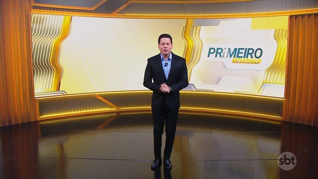 Marcão do Povo no centro do estúdio do Primeiro Impacto