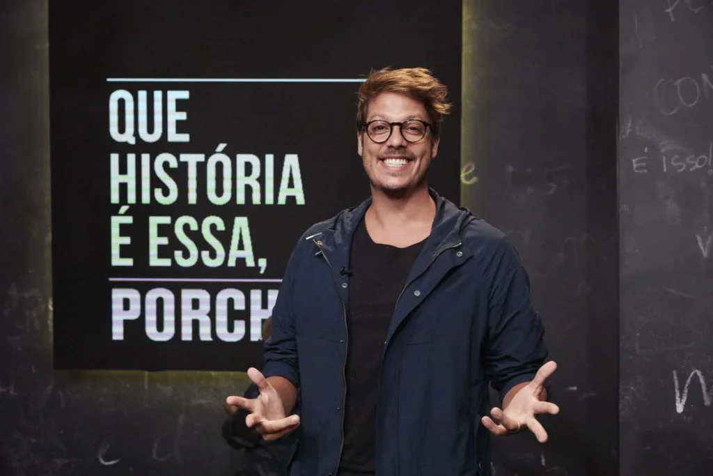 Fábio Porchat no cenário de seu programa