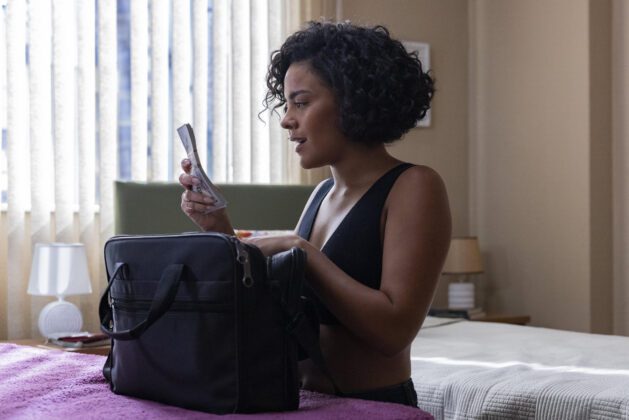 Maria de Fátima tira dinheiro da mochila