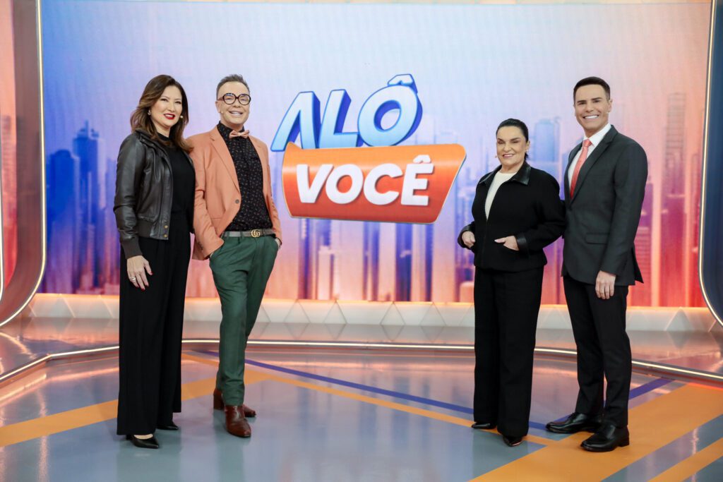 Luis Bacci, Felipe Campos e elenco no palco do Alô Você