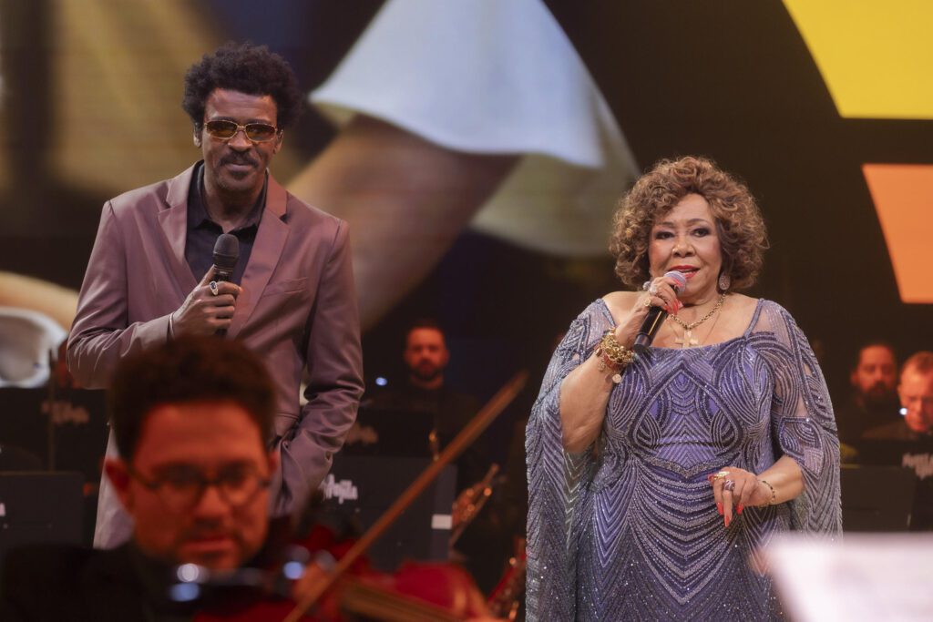 Seu Jorge e Alcione no palco do especial Novela em Sinfonia